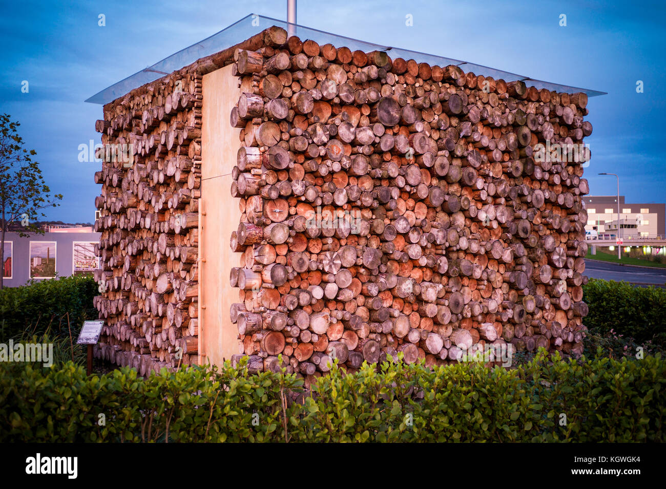 Il Pavillion Slessor Gardens Dundee Scozia - registro di fronte al padiglione progettato da Kengo Kuma Foto Stock