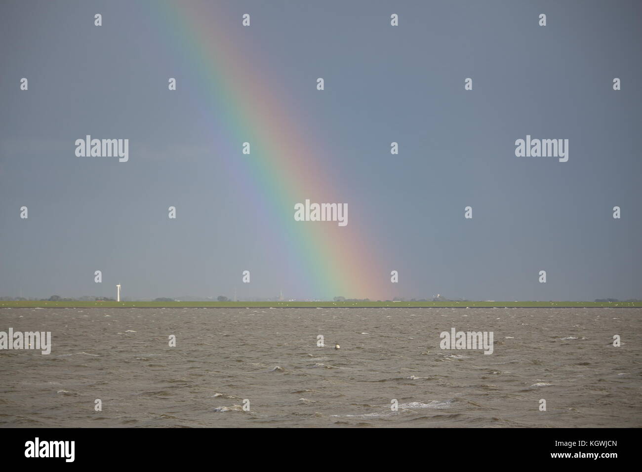 Arcobaleno sopra il mare del nord vicino a Meldorf Foto Stock