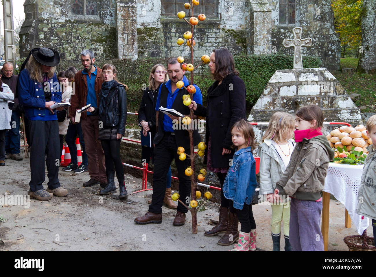 Cérémonie de l'arbre à pommes à la Fontaine Blanche Plougastel-Daoulas Bretagna Francia la cerimonia del " apple Tree "1° novembre 2017 Foto Stock