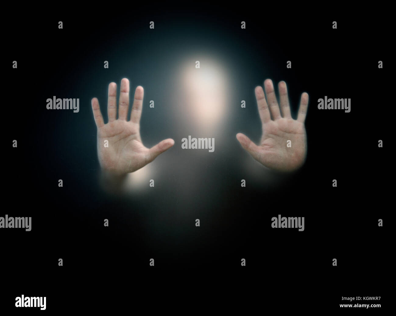 Figura oscura dietro un polveroso vetro graffiato Foto Stock