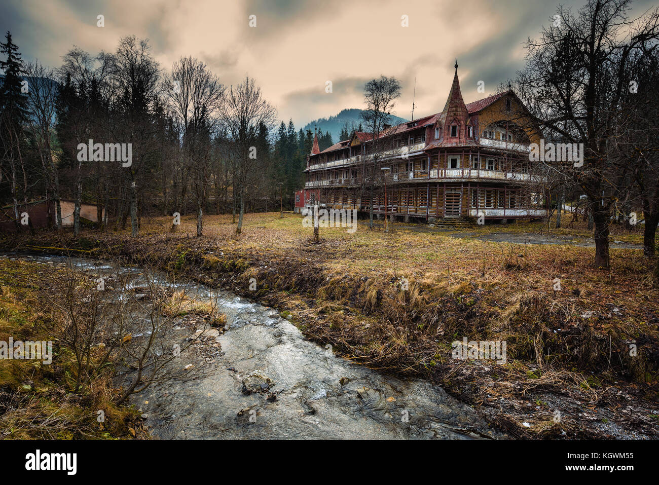 Hotel abbandonato nel villaggio di rimini in Alti Tatra Foto Stock