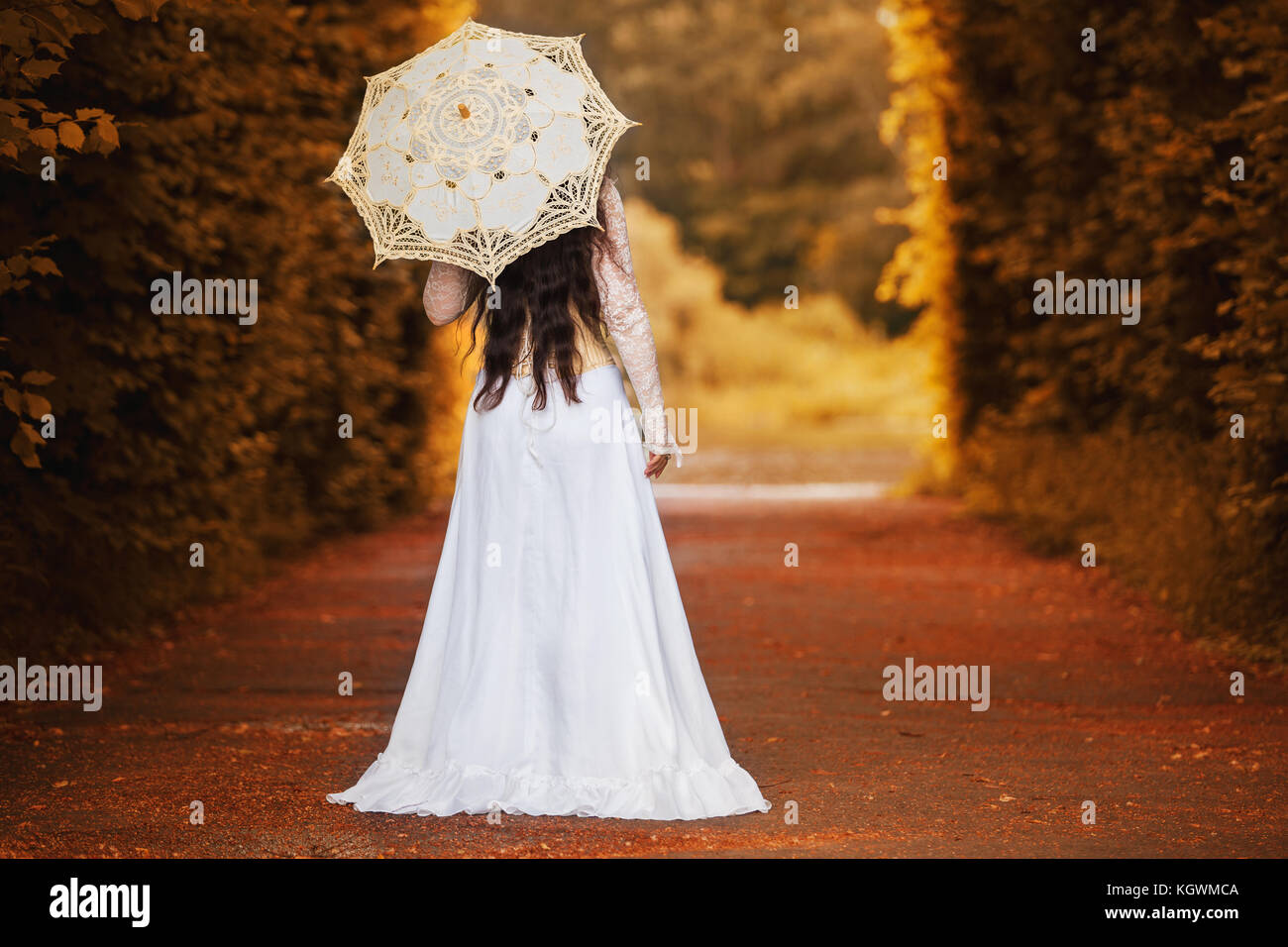 Misteriosa donna in abito vittoriano con retro Foto Stock