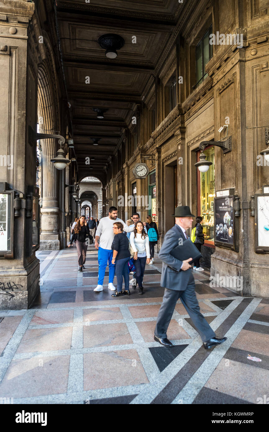Gli amanti dello shopping sotto i portici della città di Bologna vita di città, Italia. Foto Stock