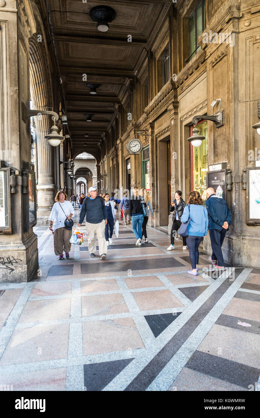 Gli amanti dello shopping sotto i portici della città di Bologna vita di città, Italia. Foto Stock