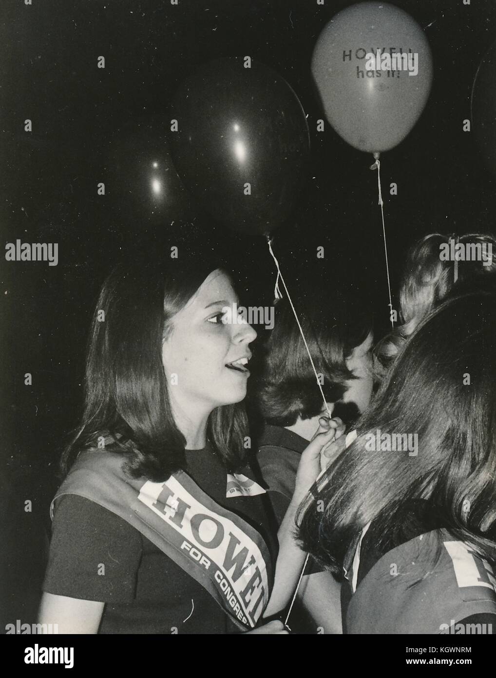 Giovani studentesse di coed college marciano indossando ceneri e tenendo palloncini leggendo 'Howell' alla North Carolina state University, Raleigh, North Carolina, probabilmente promuovendo il politico Howell Heflin, 1970. () Foto Stock