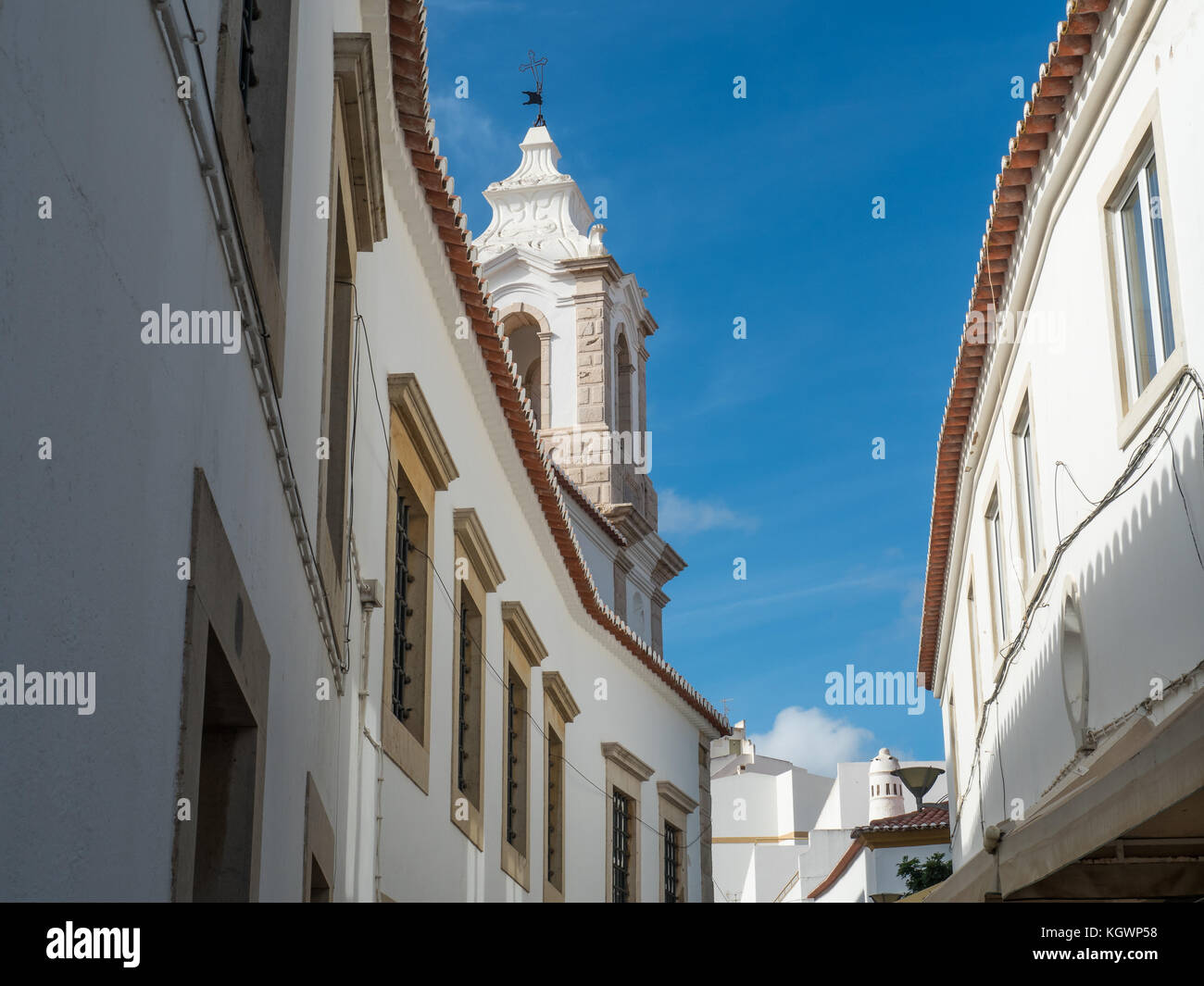 Viste dall'antica città portoghese di ameijeira. chiesa barocca di sant'antonio. sud-ovest della costa atlantica del Portogallo. Foto Stock