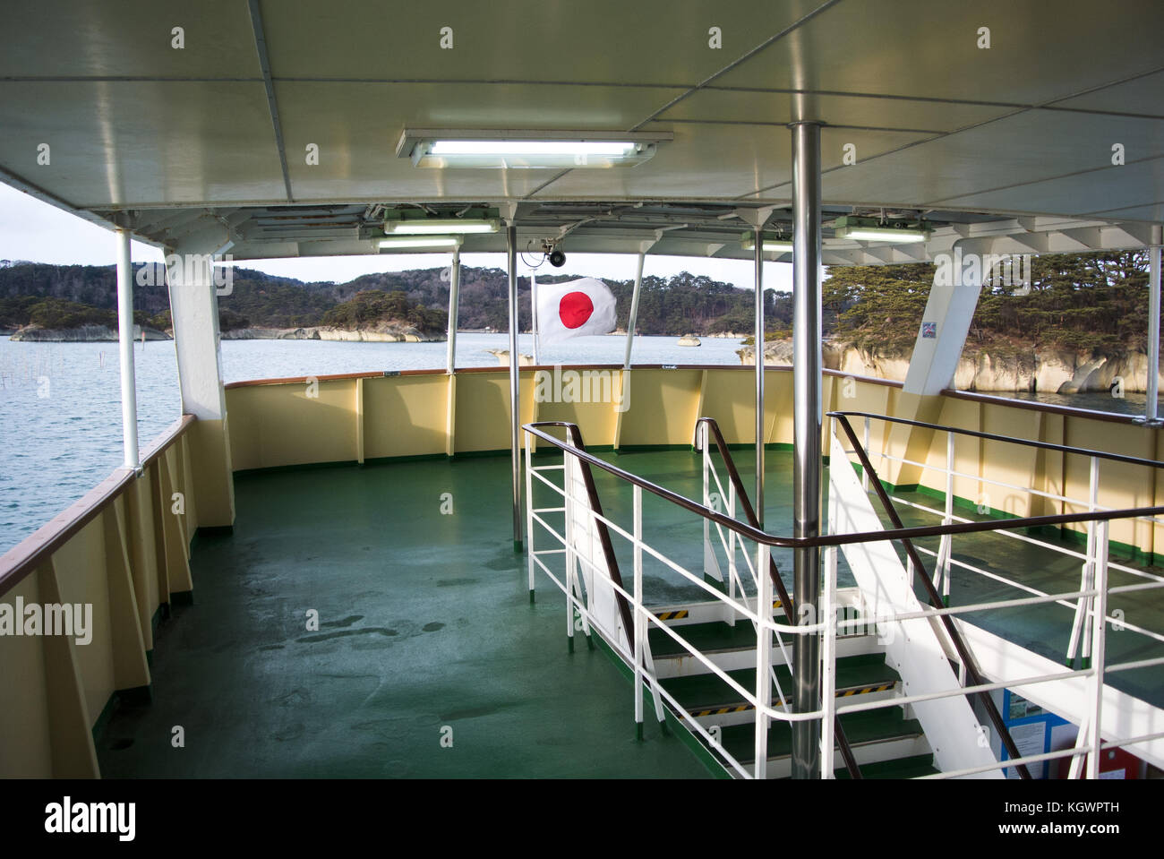 Il Deck di un tour in barca, Matsushima Bay, Miyagi, Giappone (Hinomaru battenti) Foto Stock