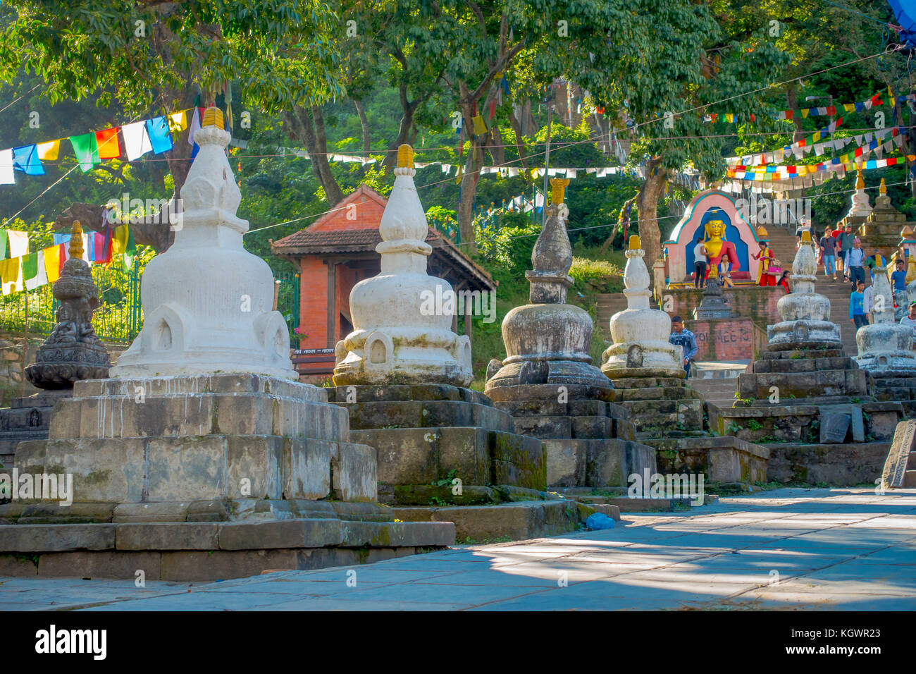 Kathmandu, Nepal ottobre 15, 2017: unidentified gente camminare vicino al piccolo stupa circondato da bandiere di preghiera a swayambhu nath temple, Kathmandu, Nepal Foto Stock