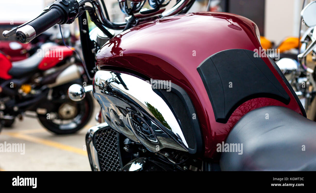 Motocicletta con riflettente / cromato sedile in pelle sulle moderne moto/ chrome serbatoio del carburante che riflette un altro motociclo Foto Stock