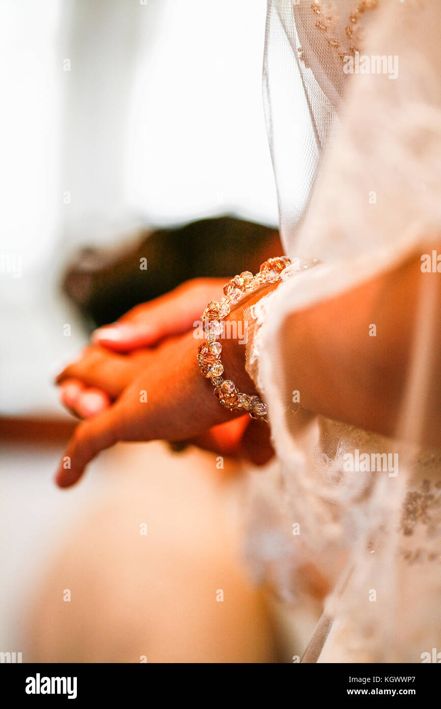 Vista ravvicinata della sposa la mano toccando il suo anello di nozze sul suo dito durante la cerimonia nuziale Foto Stock