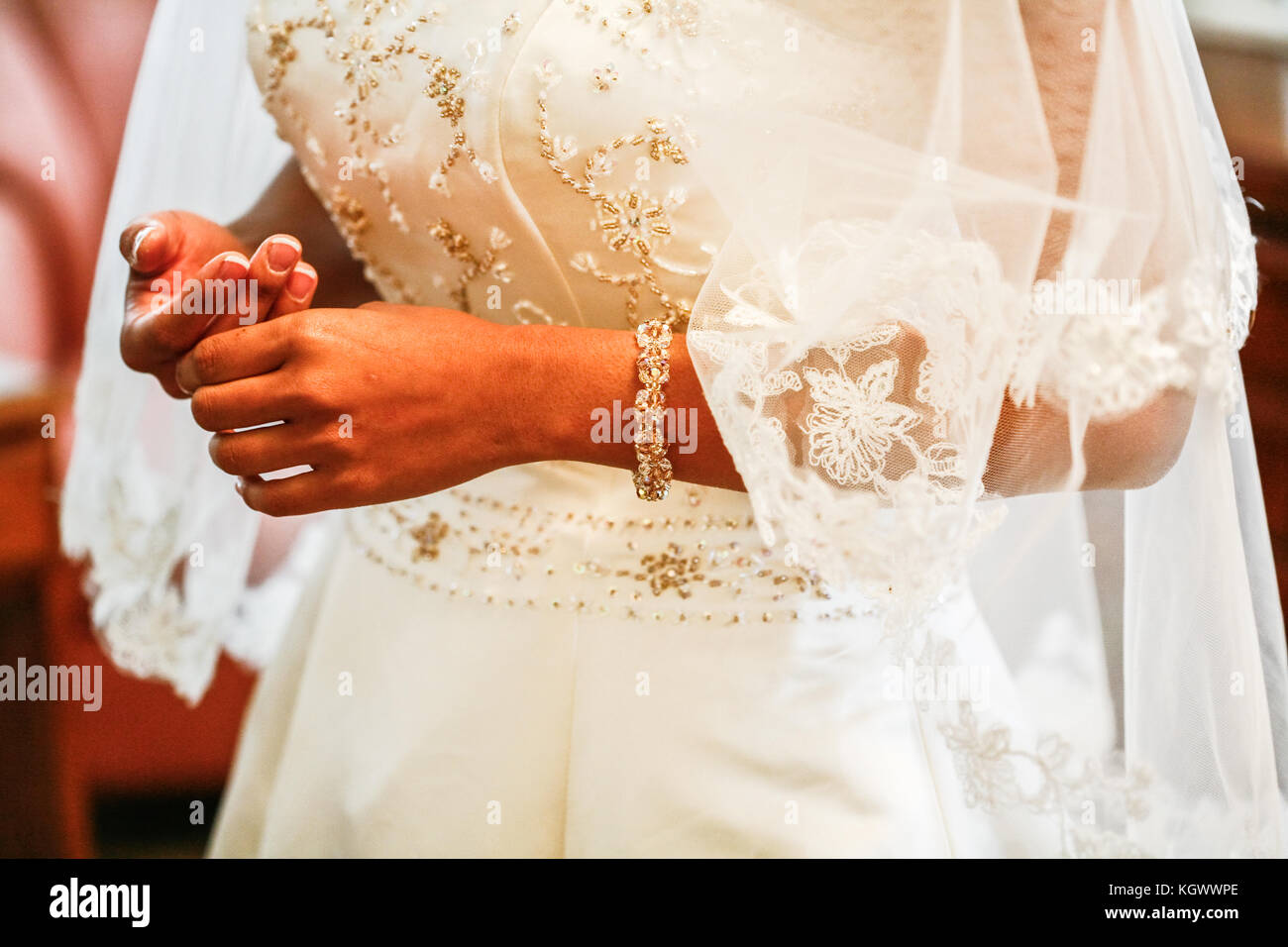 Vista ravvicinata della sposa la mano toccando il suo anello di nozze sul suo dito durante la cerimonia nuziale Foto Stock