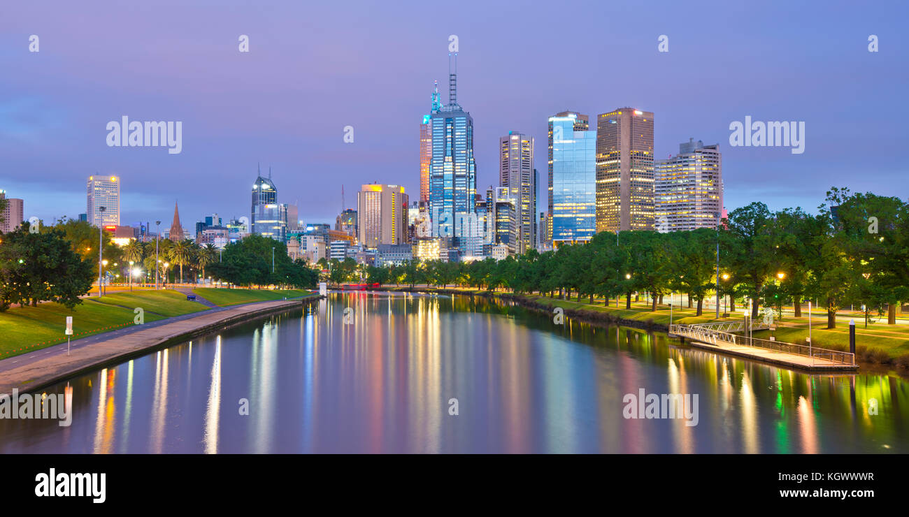 Melbourne e il fiume Yarra all'alba, Swan Street Bridge, Melbourne, VIC, Australia Foto Stock