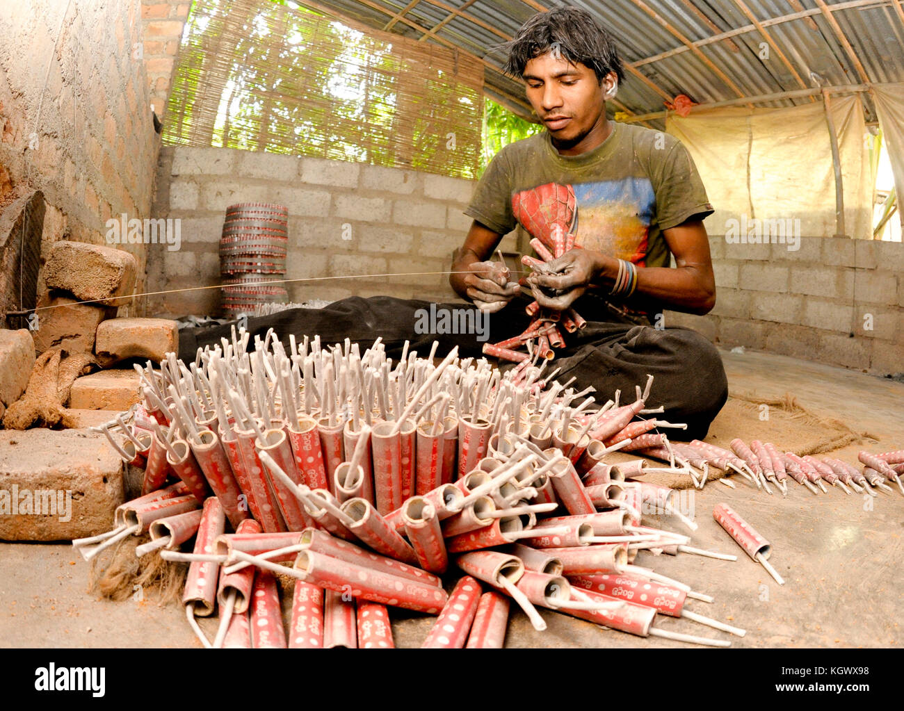 Sri lanka-cultura-nuovo anno un dello Sri Lanka rende lavoratore petardi nel villaggio di kimbulapitiya, alla periferia di colombo sul marzo. petardi Foto Stock