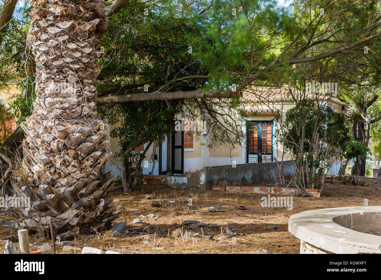 Abbandonato casa vecchia a Portimao. sud costa atlantica del Portogallo. Foto Stock