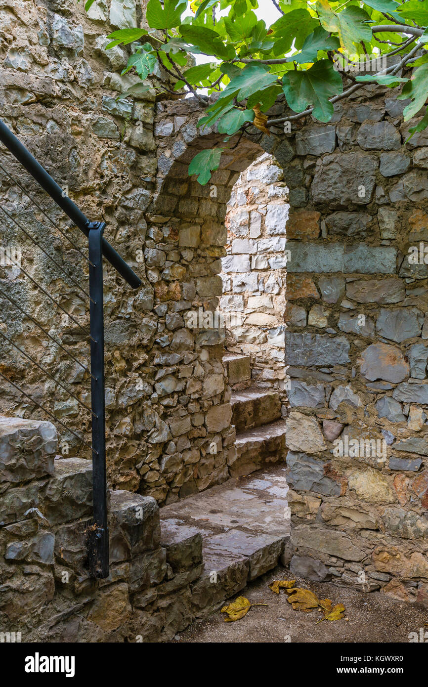 Giardino del castello di Tavira in Portogallo. Undicesimo secolo le rovine del castello con la città di spazzamento e viste sul parco dalle sue mura merlate. Foto Stock