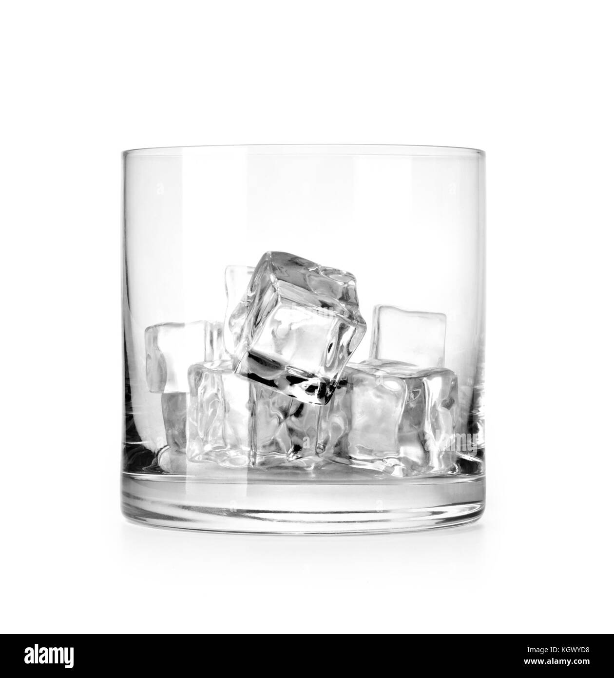 Bicchiere di cubetti di ghiaccio isolato su sfondo bianco con tracciato di ritaglio Foto Stock