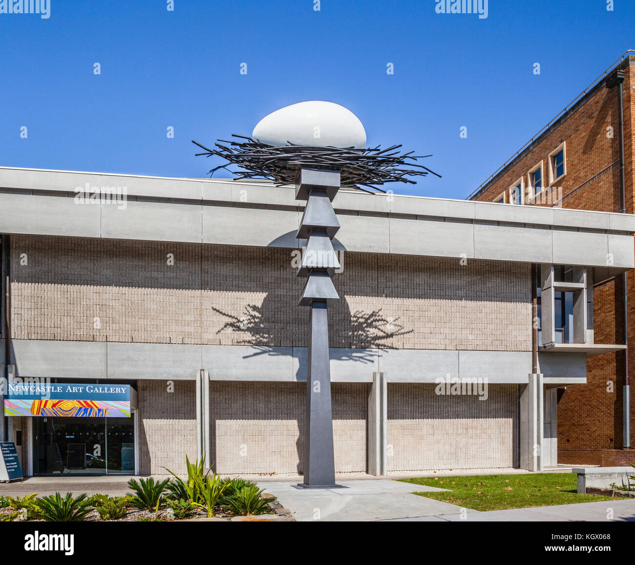 Australia, Nuovo Galles del Sud, Newcastle, bizzarre sculture di uovo da Brett Whiteley, intitolato 'Black Totem II' presso il Newcastle Galleria d'arte Foto Stock