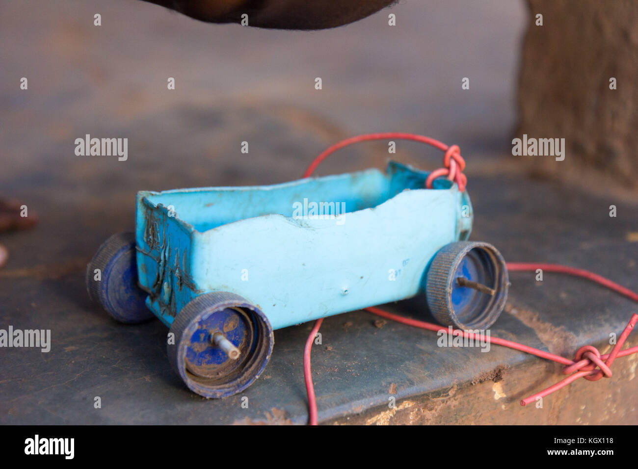 Un semplice giocattolo auto realizzato in una scatola di plastica, i tappi di bottiglia e spiedino bastoni. Foto scattata in Najja, Uganda il 9 maggio 2017. Foto Stock