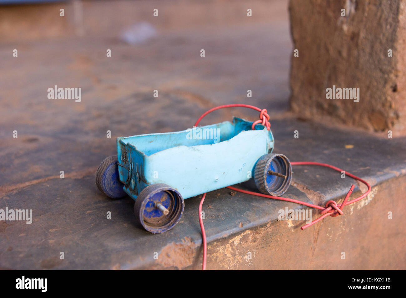Un semplice giocattolo auto realizzato in una scatola di plastica, i tappi di bottiglia e spiedino bastoni. Foto scattata in Najja, Uganda il 9 maggio 2017. Foto Stock