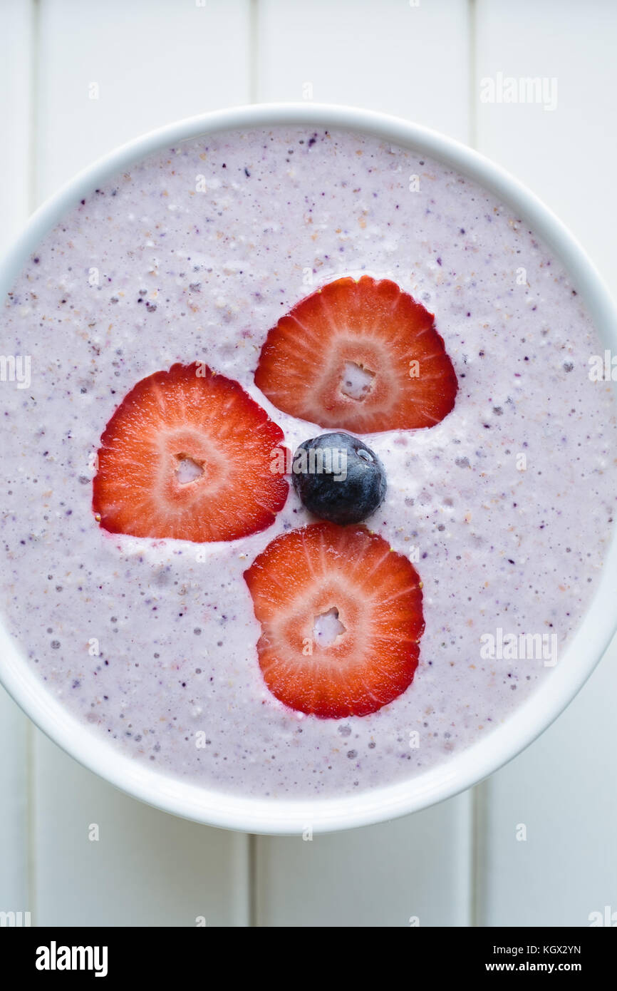 Farina di avena porridge realizzato di avena, purea di banana, latte di mandorla e frutti di bosco, tutti mescolati insieme Foto Stock