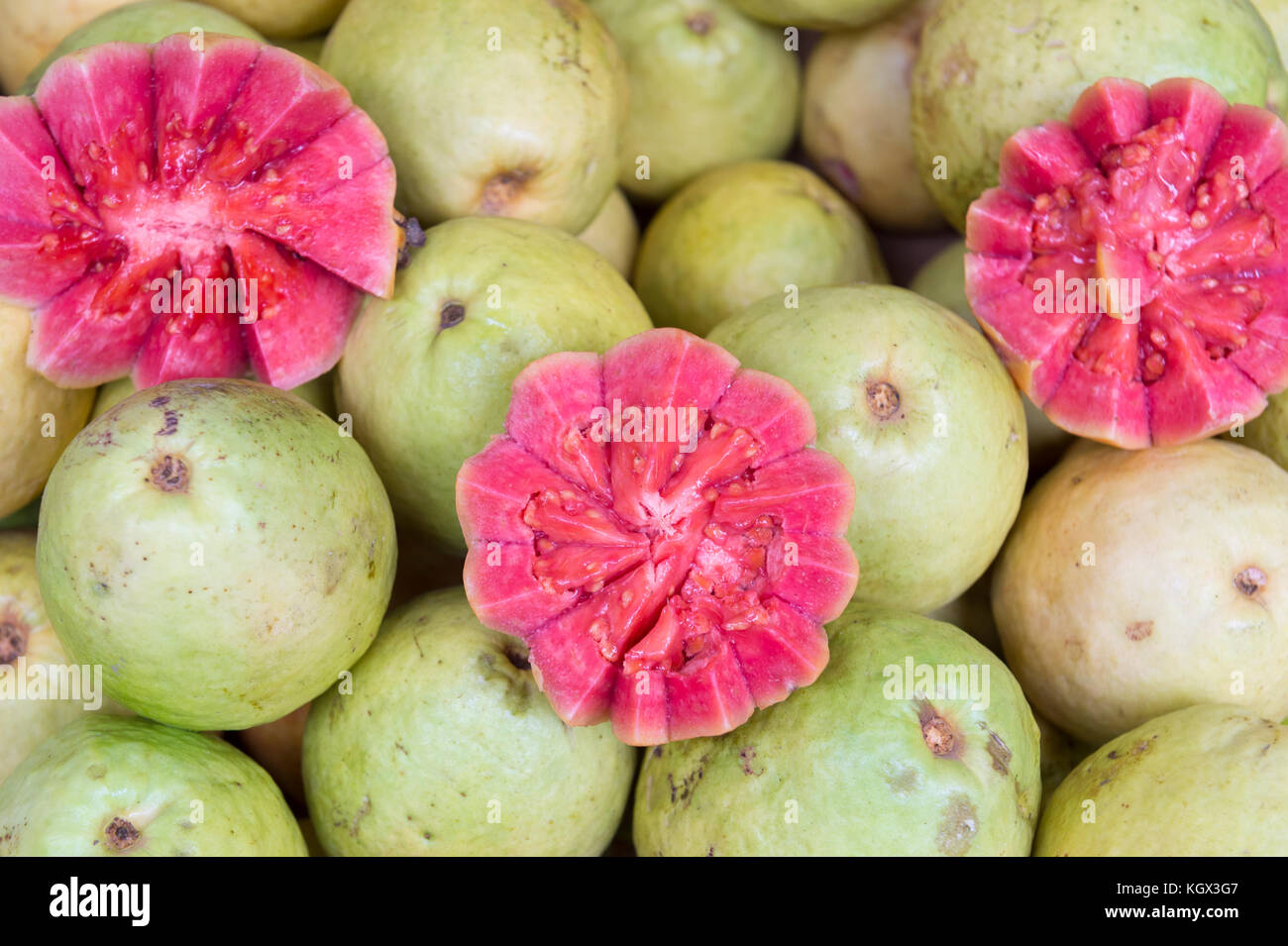 Fresh cut pink guava brasiliano al mercato degli agricoltori a general osorio plaza, Ipanema, rio de janeiro, Brasile Foto Stock