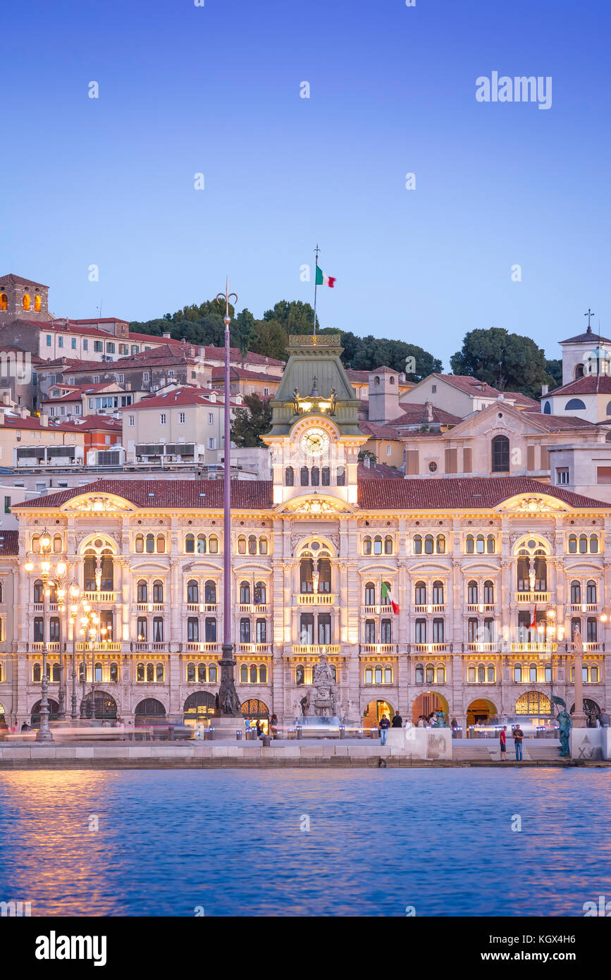 Città di Trieste Italia, vista al tramonto del Municipio e Piazza Unita d'Italia di fronte al lungomare nel centro di Trieste, Italia. Foto Stock