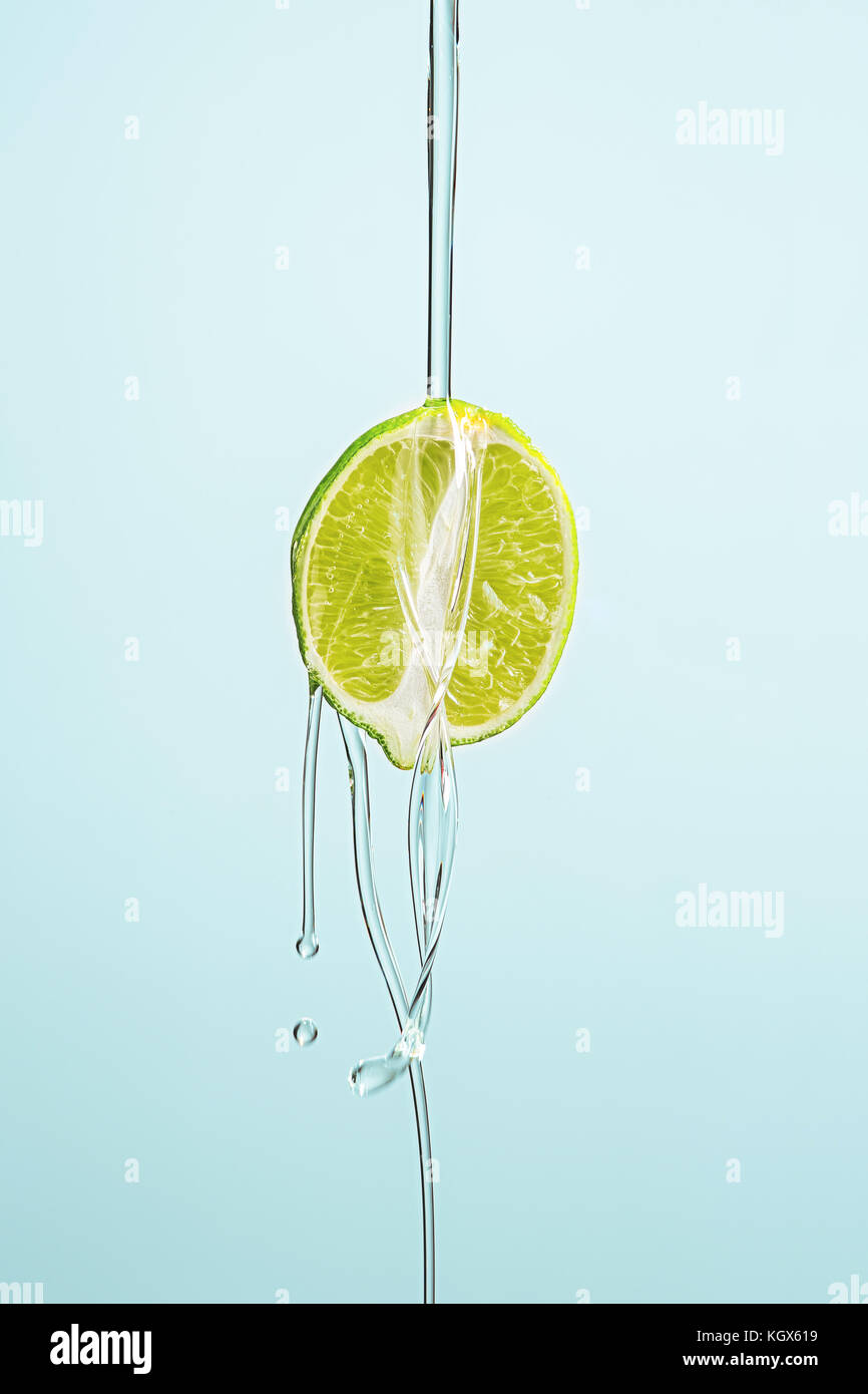 L'olio essenziale di limone-goccia di olio scende Foto Stock