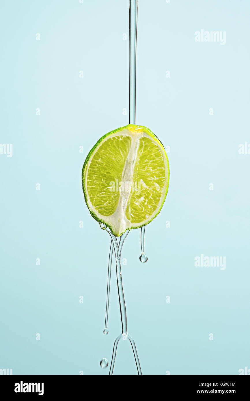 L'olio essenziale di limone-goccia di olio scende Foto Stock
