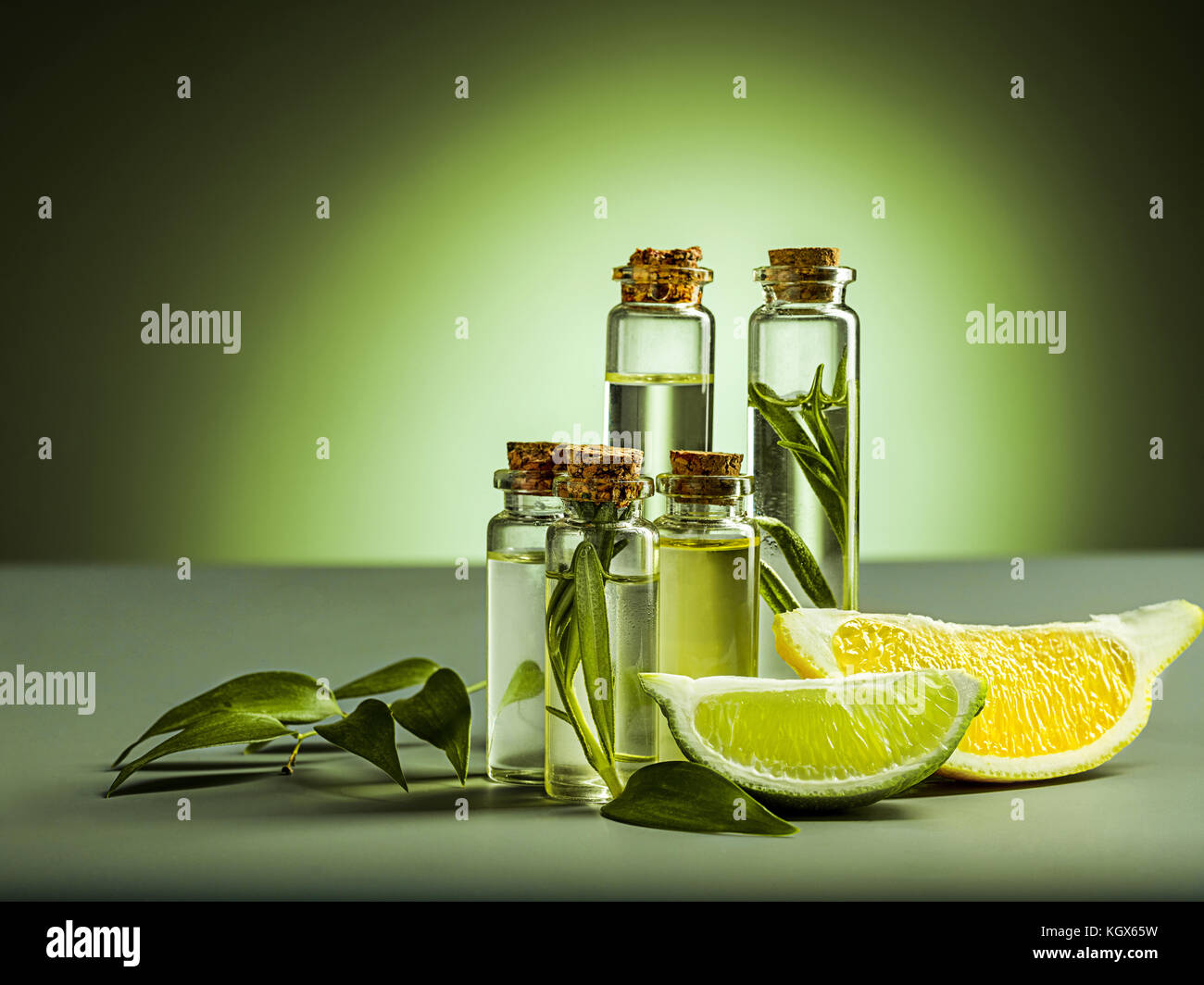 Olio di limone isolata sulla tavola nera Foto Stock