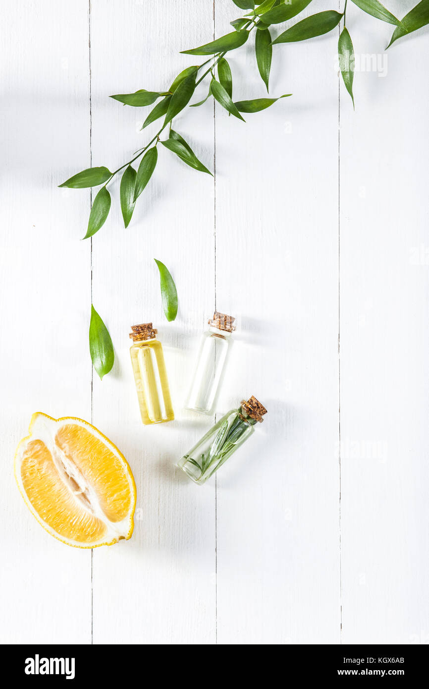 Olio di limone isolato su bianco tavolo in legno Foto Stock