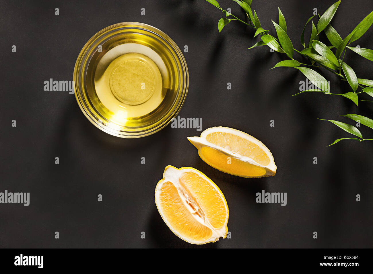 Olio di limone isolata sulla tavola nera Foto Stock
