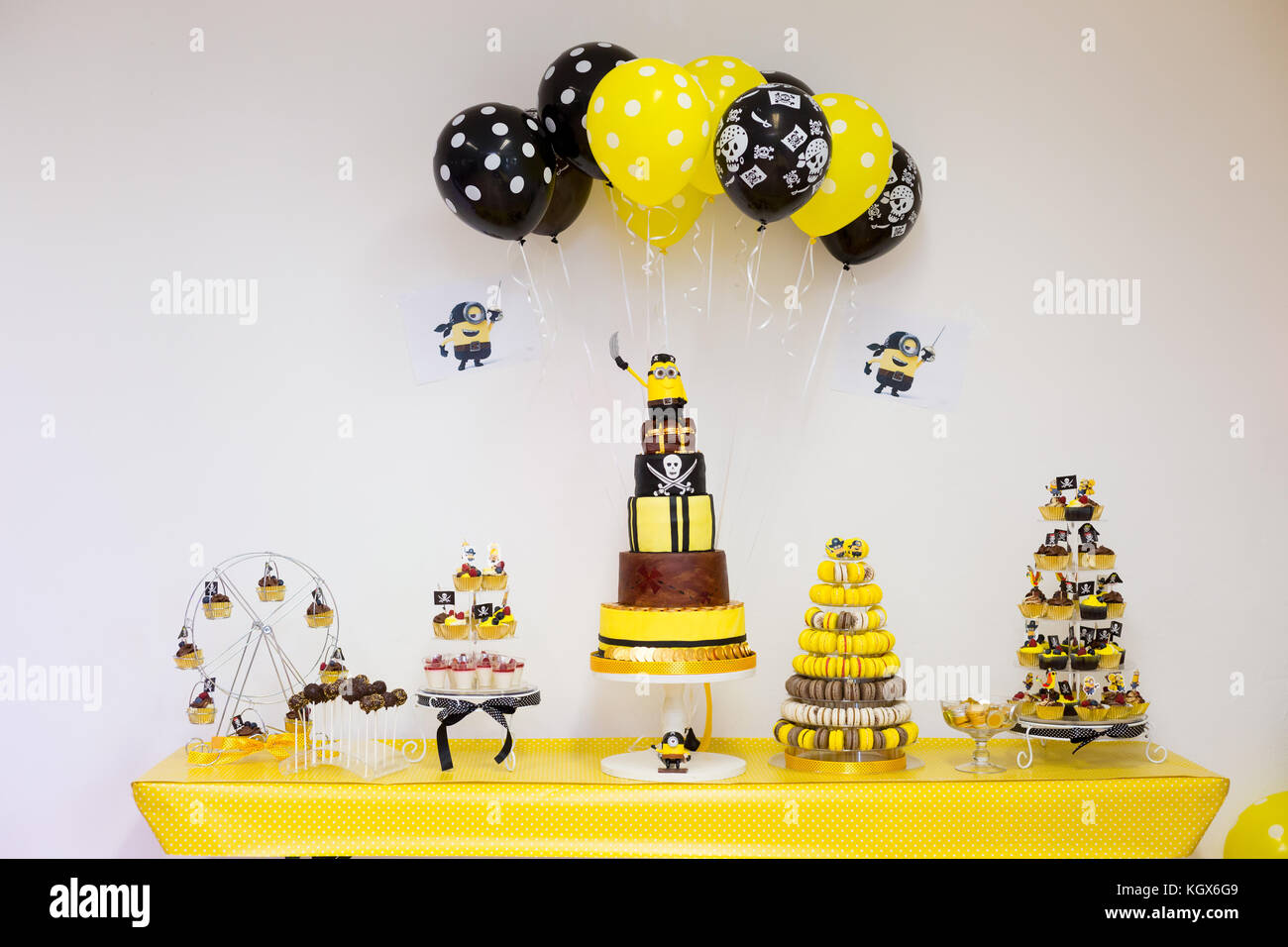 Festa di compleanno dolci tabella per ragazzo in giallo e nero tema pirata Foto Stock