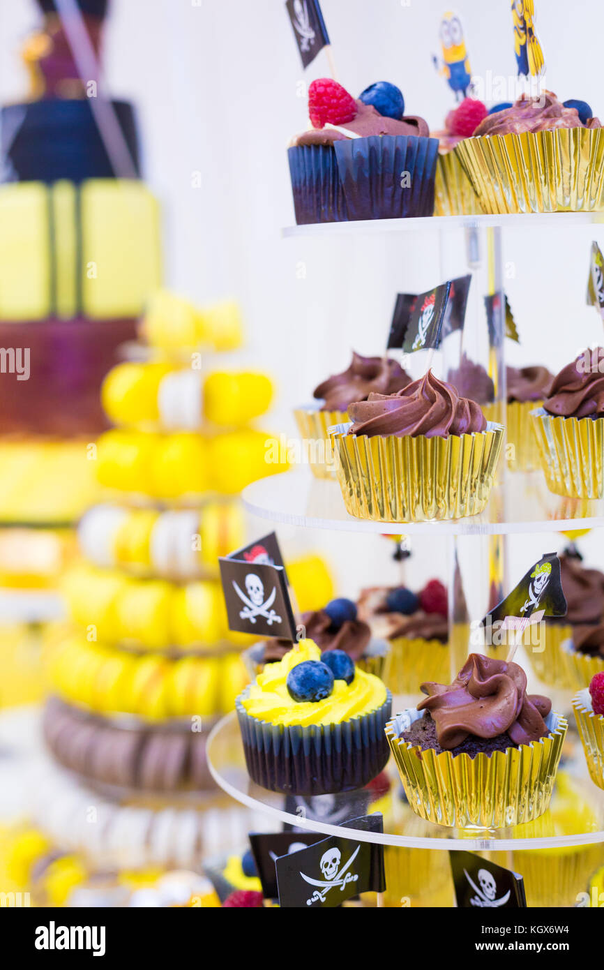 Minions Party Cake, idee per feste di compleanno dei bambini, minion giallo  e blu, concetto di festa per bambini di 2 giorni Foto stock - Alamy