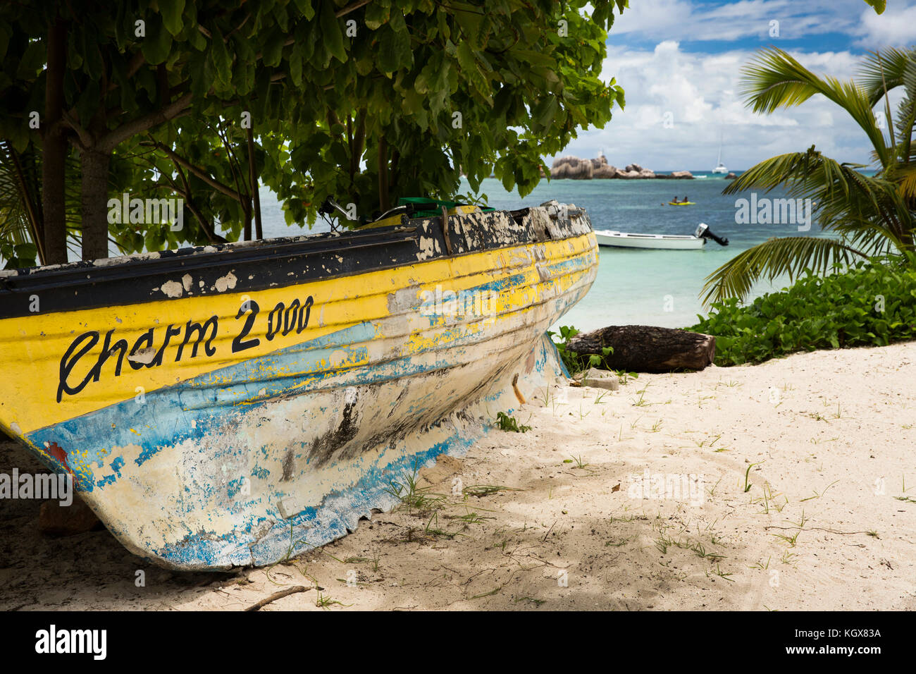 La Seychelles, La Digue, La Passe, escursione barca tirata fino in spiaggia Foto Stock