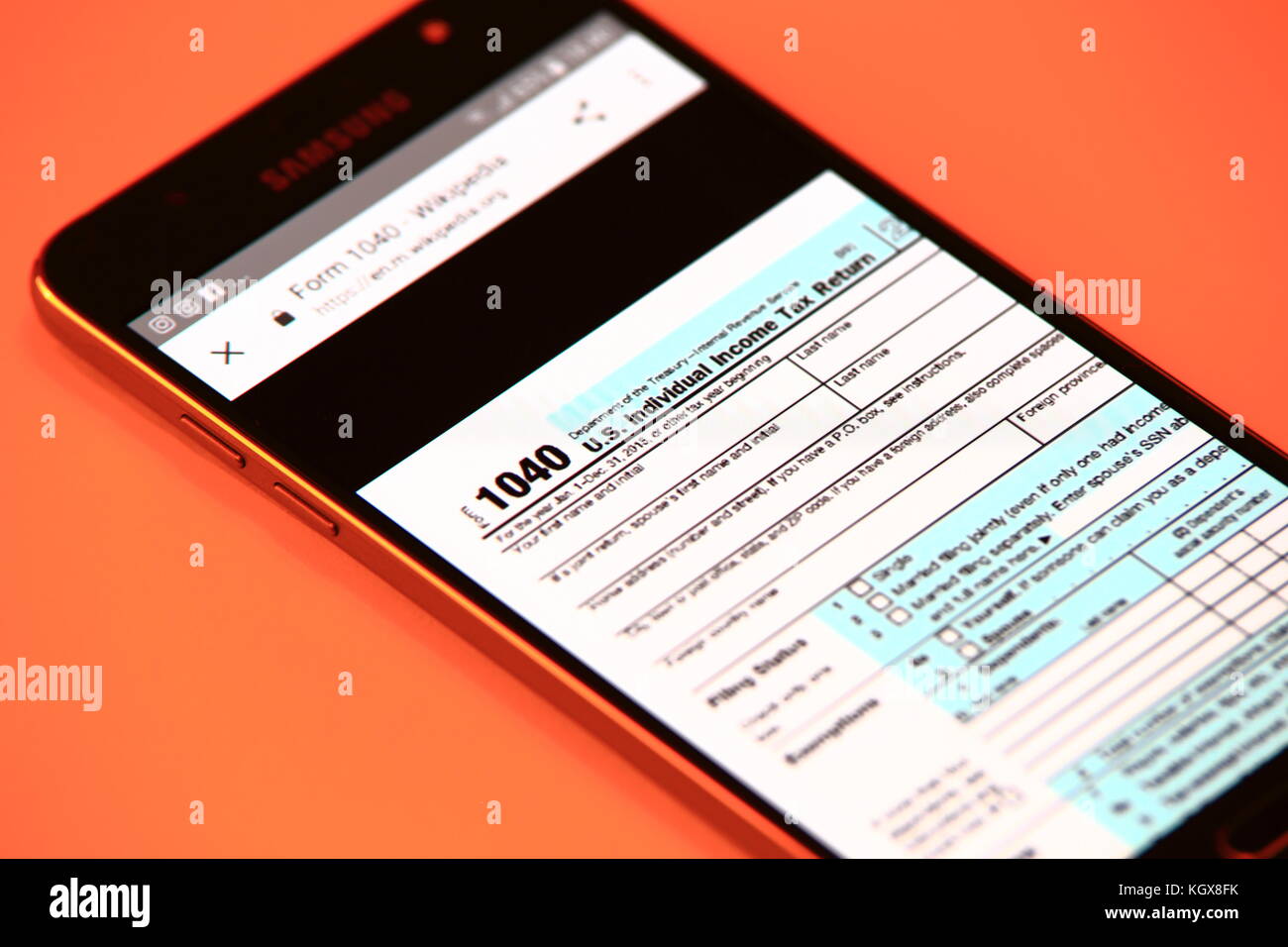 New york, Stati Uniti d'America - 29 ottobre 2017: forma fiscale sullo smartphone. online sotto forma di imposta. Foto Stock