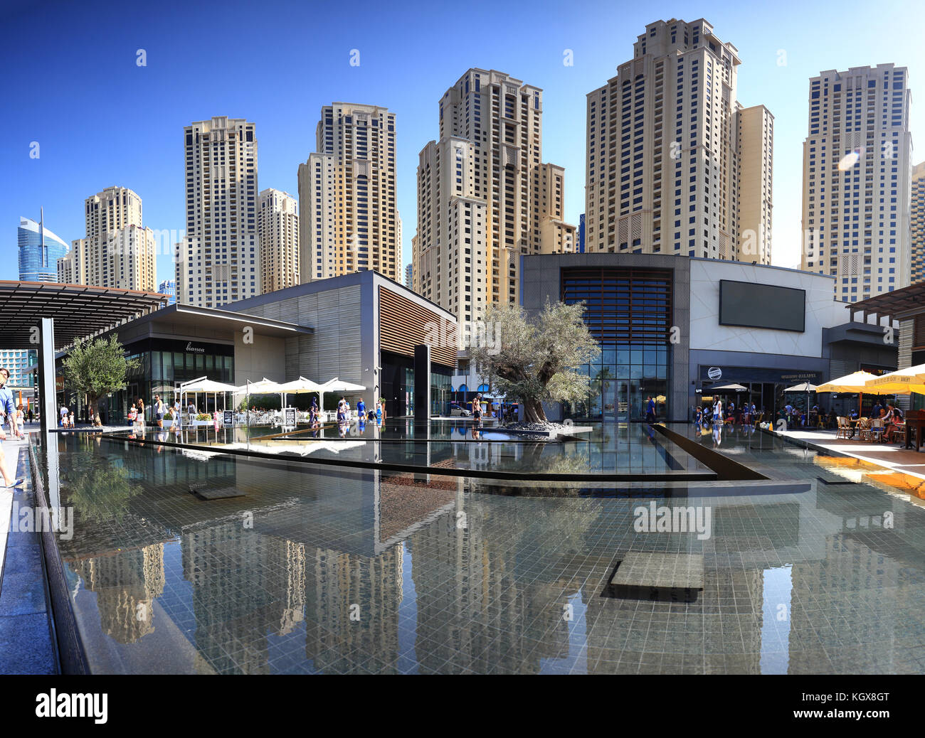 Dubai, Emirati Arabi Uniti - 04 novembre 2017: lusso marina bay district in Dubai. ristoranti e caffetterie in marina bay blocco residenziale in una giornata di sole. Foto Stock