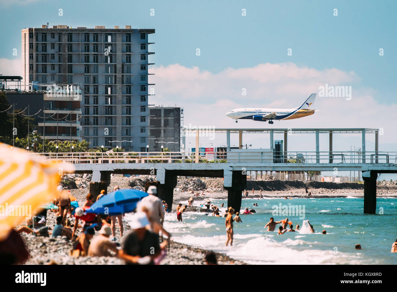 Batumi, Adjara, Georgia - 9 settembre 2017: Aereo Yanair di Ukrainian Airlines in arrivo nella terra nell'aeroporto internazionale di Batumi Foto Stock