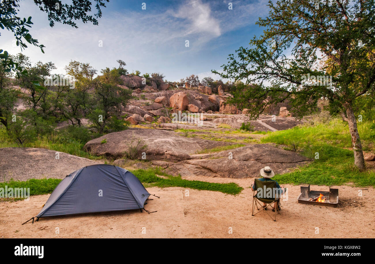 Camper al campeggio in Enchanted Rock state Natural Area in Hill Country vicino Fredericksburg, Texas, Stati Uniti Foto Stock