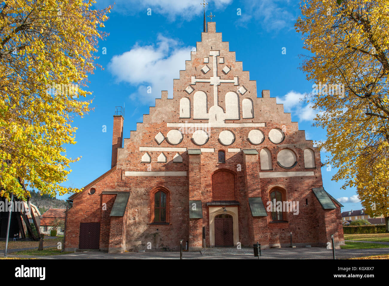 La chiesa medievale di San Lorenzo a Söderköping in autunno in Svezia. Foto Stock