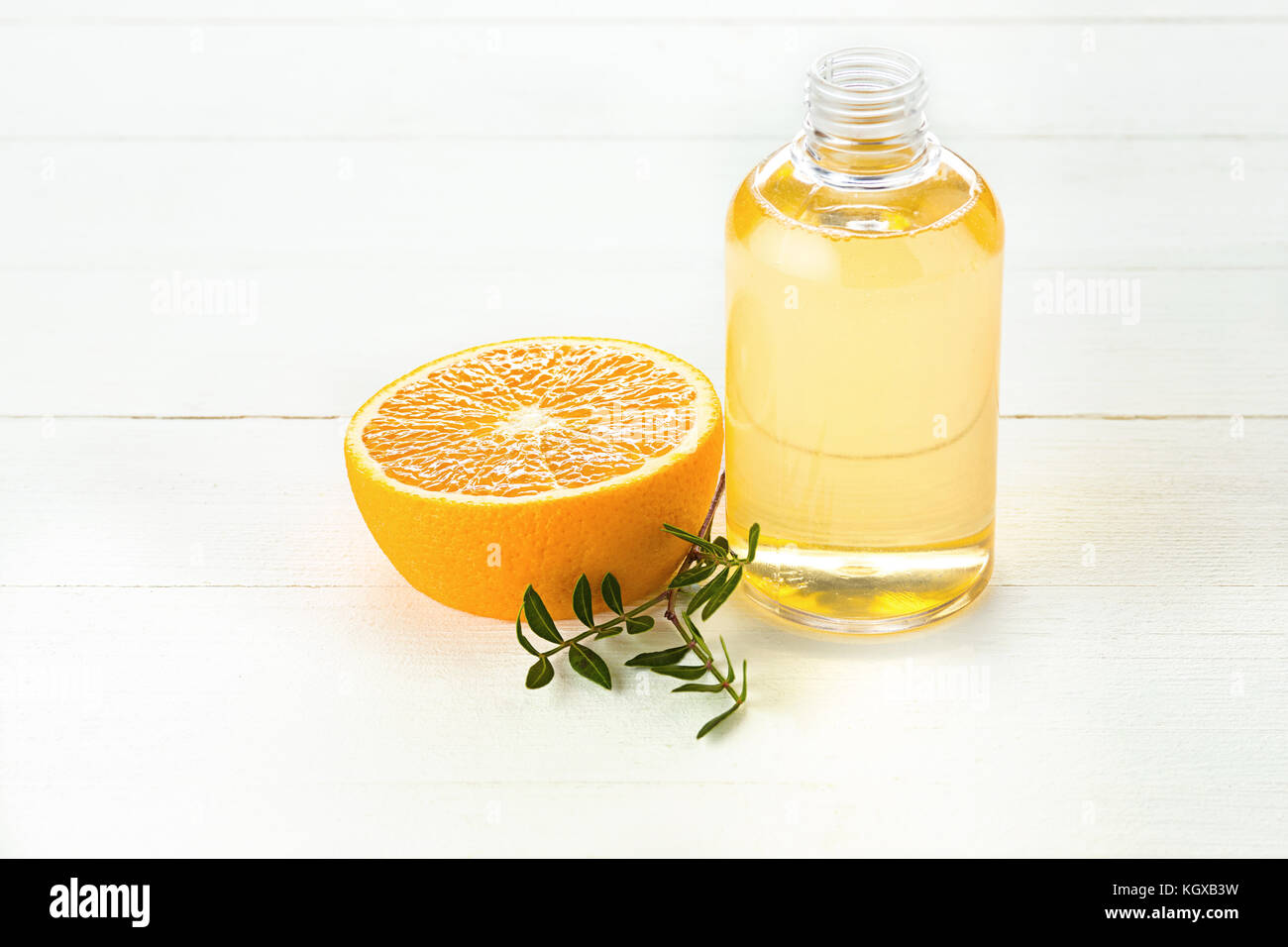 Arance e olio arancione Foto Stock
