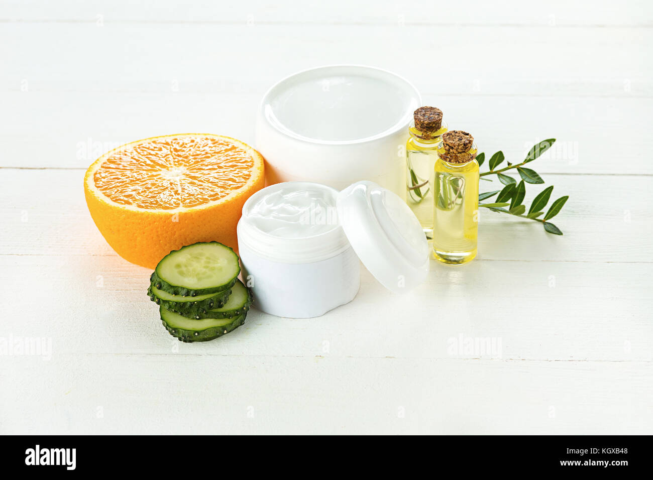 Concetto di spa con sale, menta, lozione, asciugamani su sfondo bianco Foto Stock
