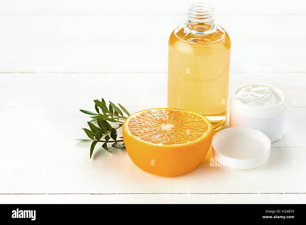 Concetto di spa con sale, menta, lozione, asciugamani su sfondo bianco Foto Stock