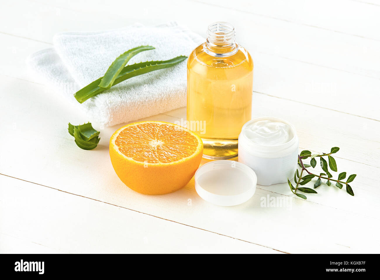 Concetto di spa con sale, menta, lozione, asciugamani su sfondo bianco Foto Stock
