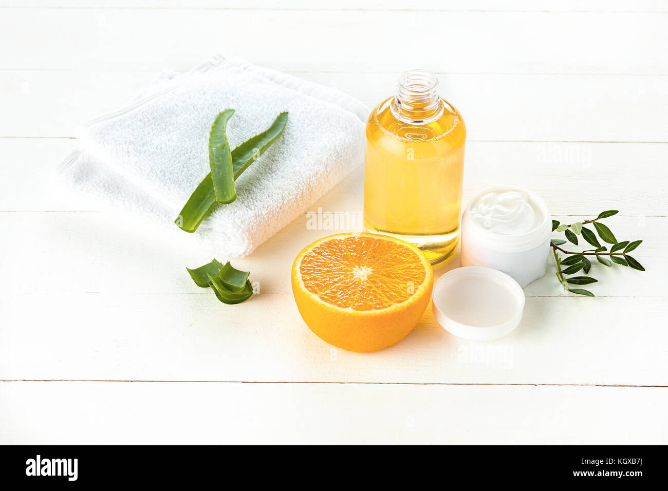 Concetto di spa con sale, menta, lozione, asciugamani su sfondo bianco Foto Stock