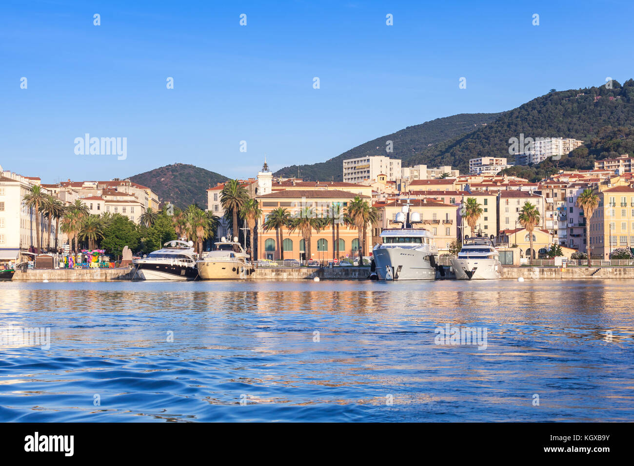Ajaccio, paesaggio urbano costiero in estate, isola di Corsica, Francia Foto Stock