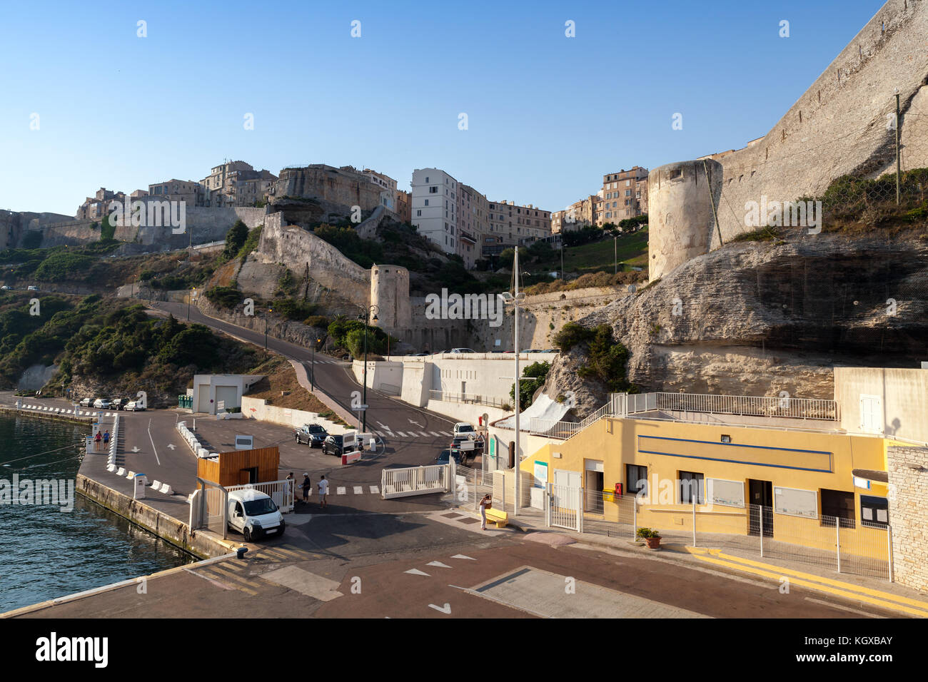 Bonifacio porta in luce del sole di mattina, montuosa isola del Mediterraneo Corsica, Corse-du-Sud, Francia Foto Stock