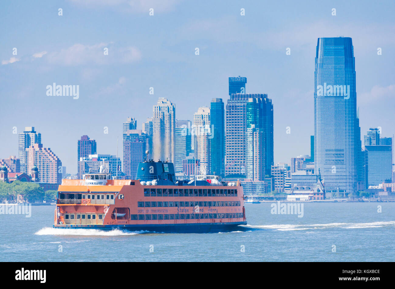 La Staten Island Ferry con skyline di New York City usa new york skyline skyline di manhattan con grattacieli di Manhattan island cbd new york stati uniti d'America Foto Stock