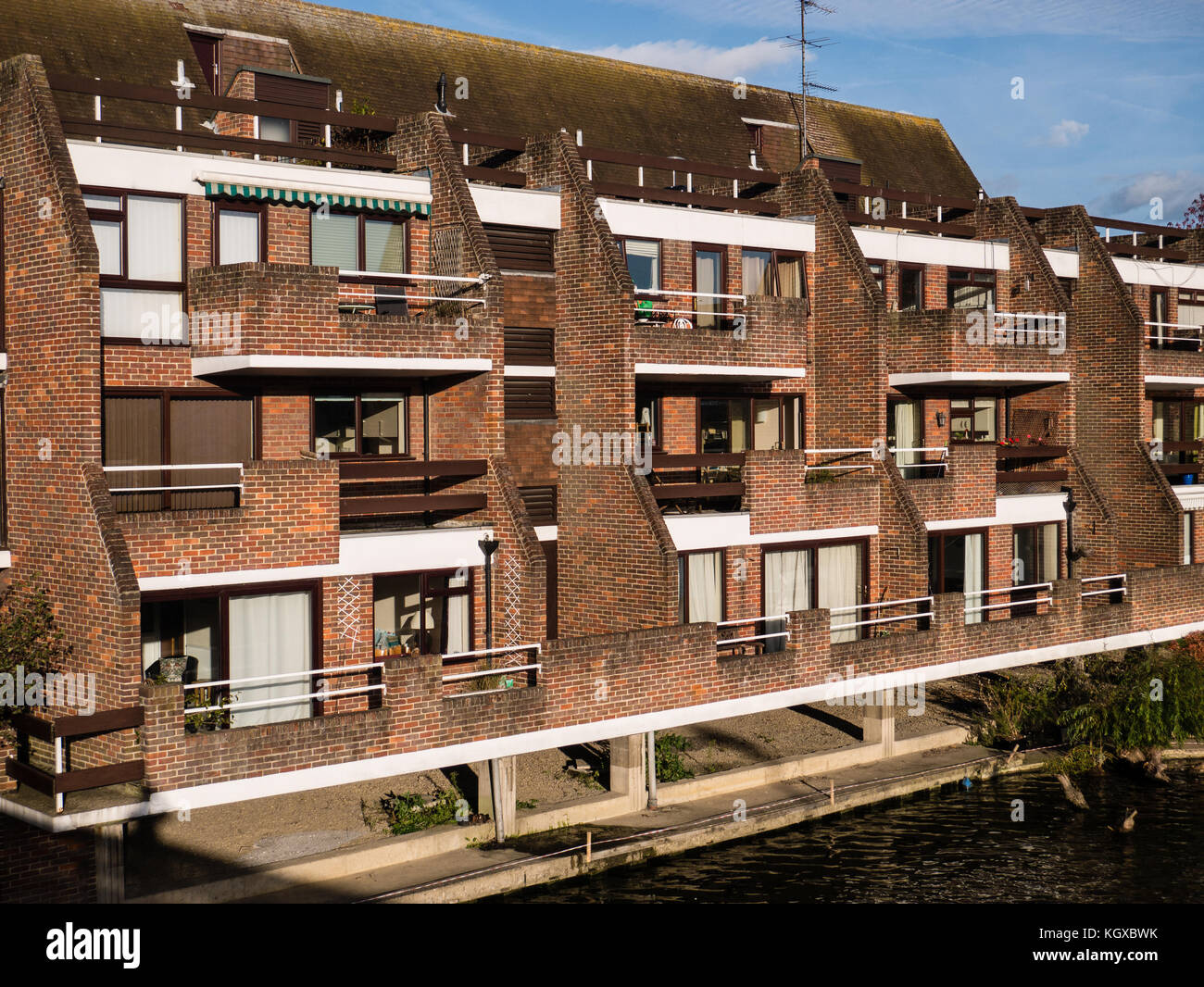 Riverside Appartamenti, il fiume Tamigi, Caversham Reading, Berkshire, Inghilterra Foto Stock