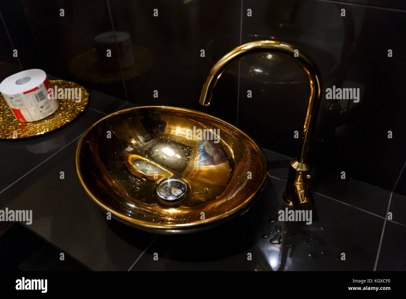 Dissipatore di rame in un caffè di toilette Foto Stock