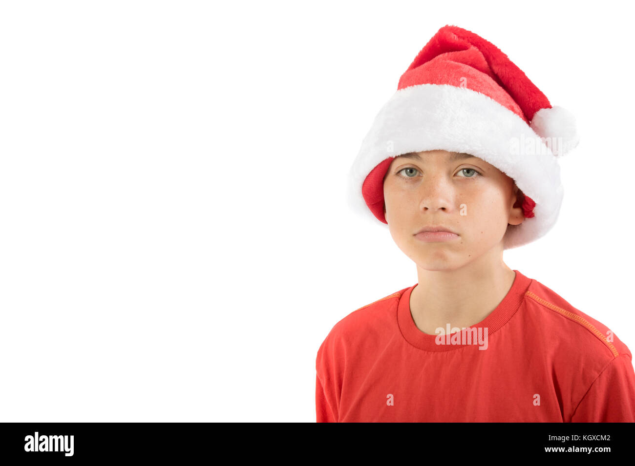 Triste caucasian ragazzo adolescente che indossa un cappello di Natale, isolato su sfondo bianco Foto Stock